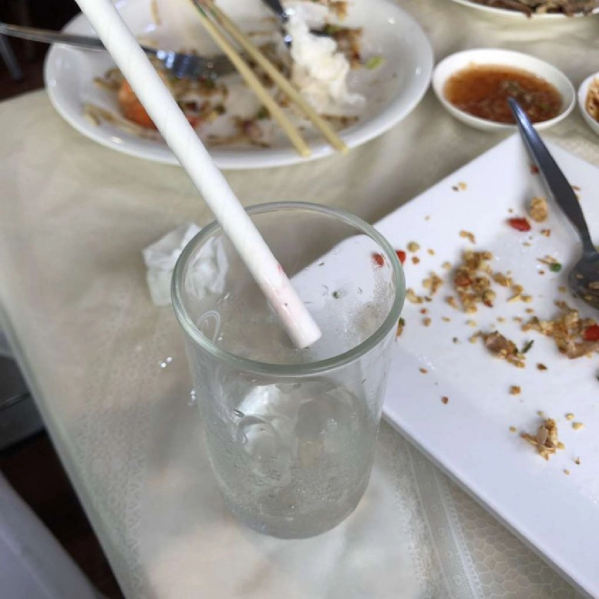 สาวโวย เตือนคนไปร้านอาหารระวังโดนเอาหลอดวน แฉยับจับได้คาตา  