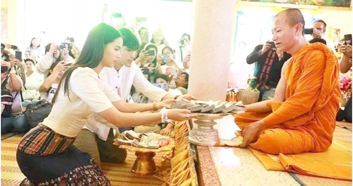 คู่รักสายบุญ ณเดชน์-ญาญ่า เกี่ยวก้อยจัดงานทอดกฐิน