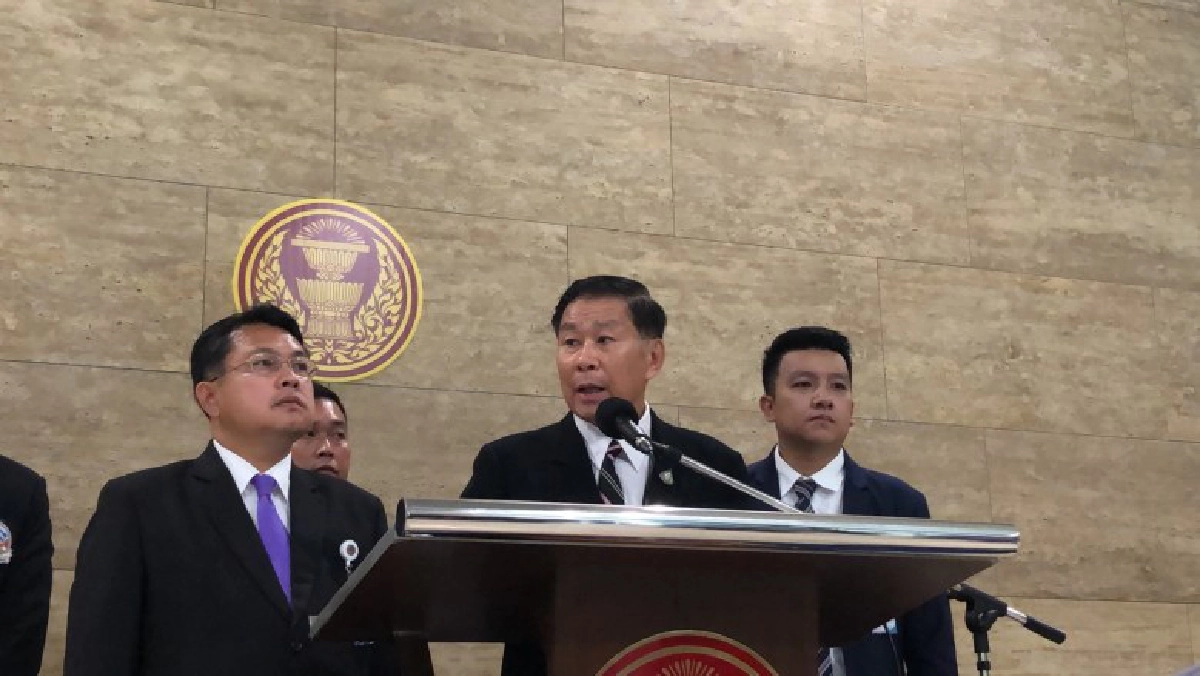 เสรีพิศุทธ์ ฉุน ดิสทัต​ ตั้งโพเดี้ยมแถลงด่าไร้มารยาทอย่าจุ้น