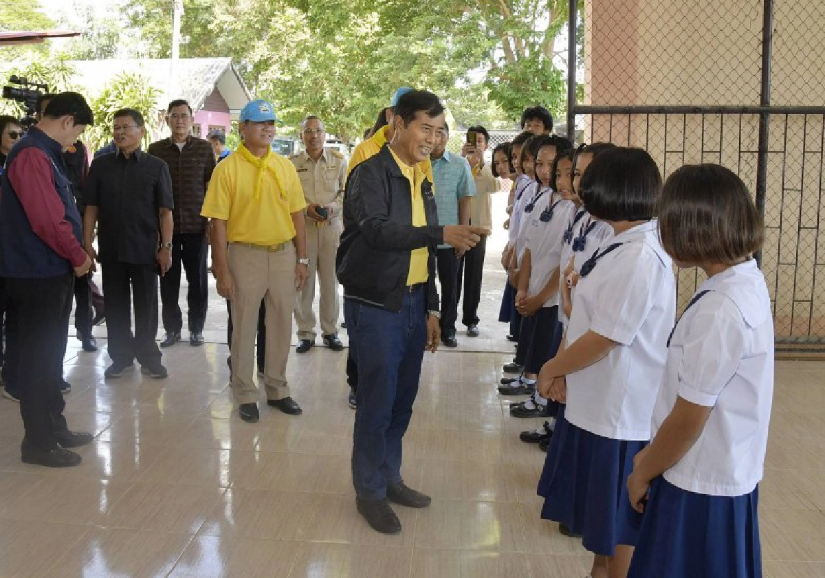 ถาวร นำทีมจิตอาสากรมท่าอากาศยานฯฟื้นฟูโรงเรียนพื้นที่น้ำท่วม
