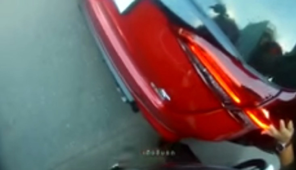 หนุ่มขับรถเฉี่ยวเก๋ง รีบขอโทษ เจอพูดกลับทันที ไม่เป็นไรครับ