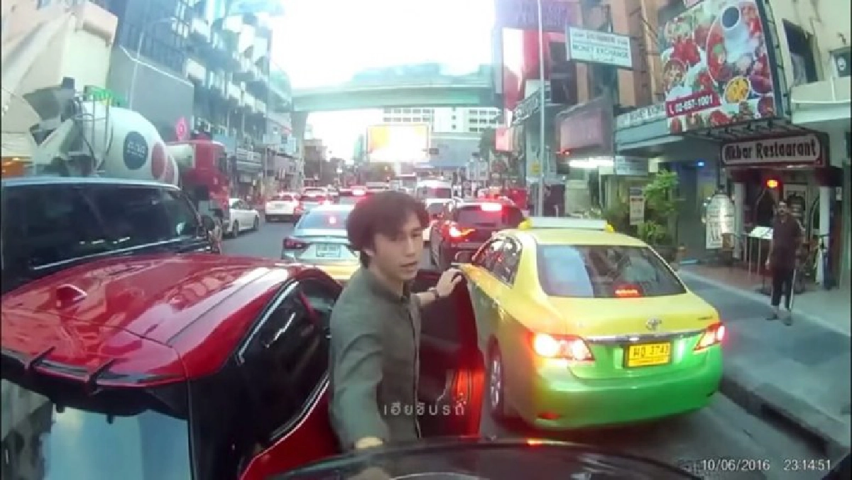 หนุ่มขับรถเฉี่ยวเก๋ง รีบขอโทษ เจอพูดกลับทันที ไม่เป็นไรครับ