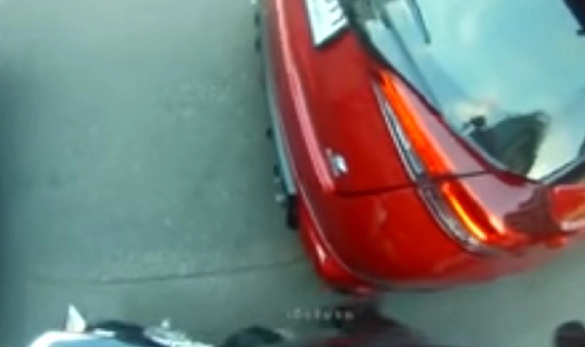 หนุ่มขับรถเฉี่ยวเก๋ง รีบขอโทษ เจอพูดกลับทันที ไม่เป็นไรครับ