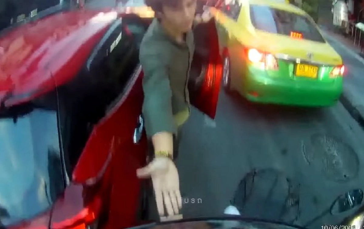 หนุ่มขับรถเฉี่ยวเก๋ง รีบขอโทษ เจอพูดกลับทันที ไม่เป็นไรครับ