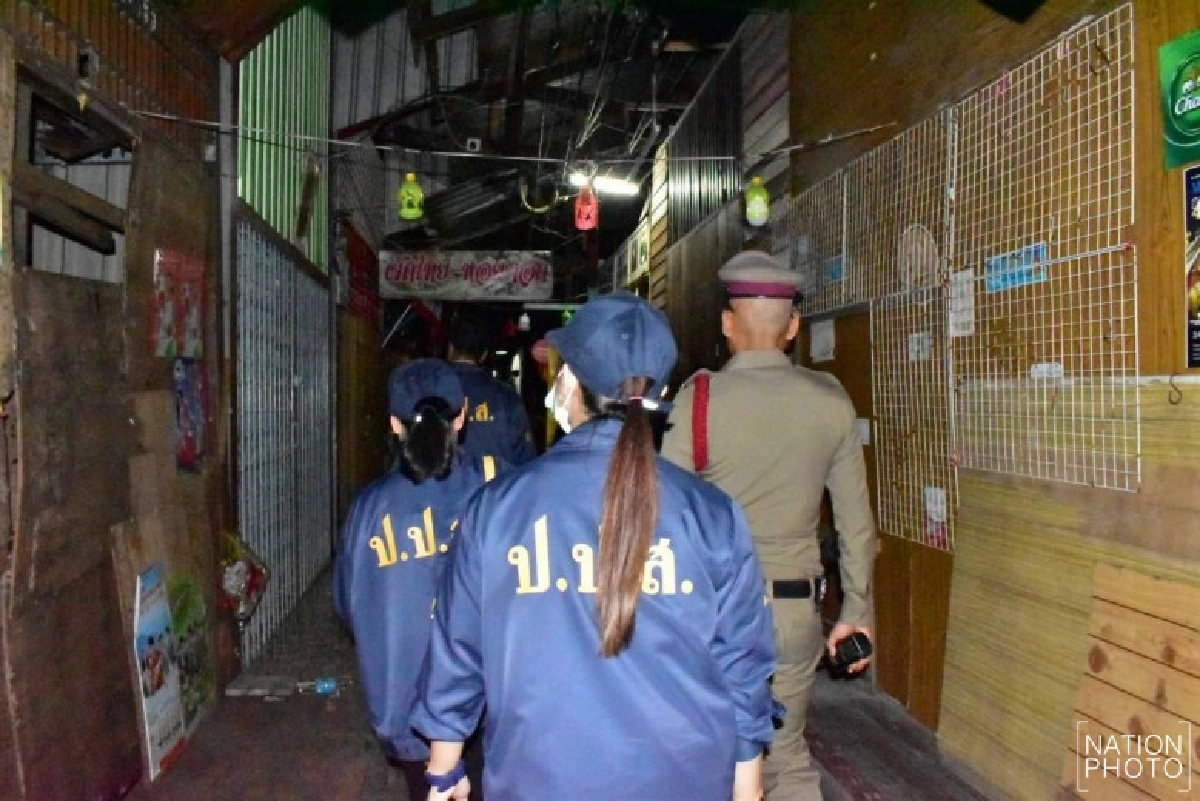 ปิดชุมชนเคหะร่มเกล้าลุยค้นบ้านเป้าหมาย จับนักพี้ 7 ราย