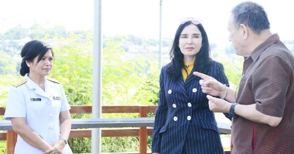 (คลิป) มนัญญา เดือดรอนับชั่วโมงไม่ยอมเปิดคอนเทนเนอร์ขนผัก