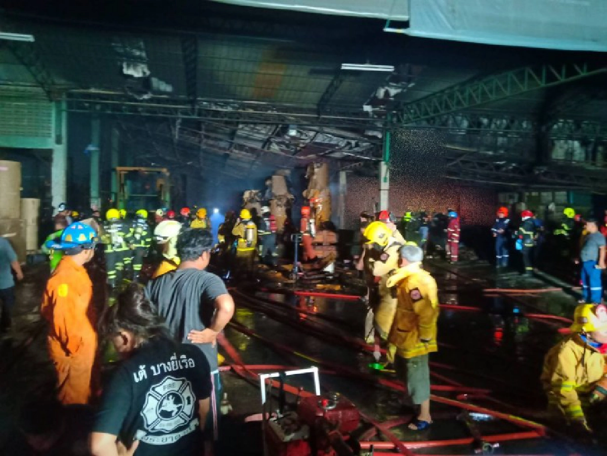 ระทึก ไฟไหม้โรงงานกระดาษย่านบางบอน