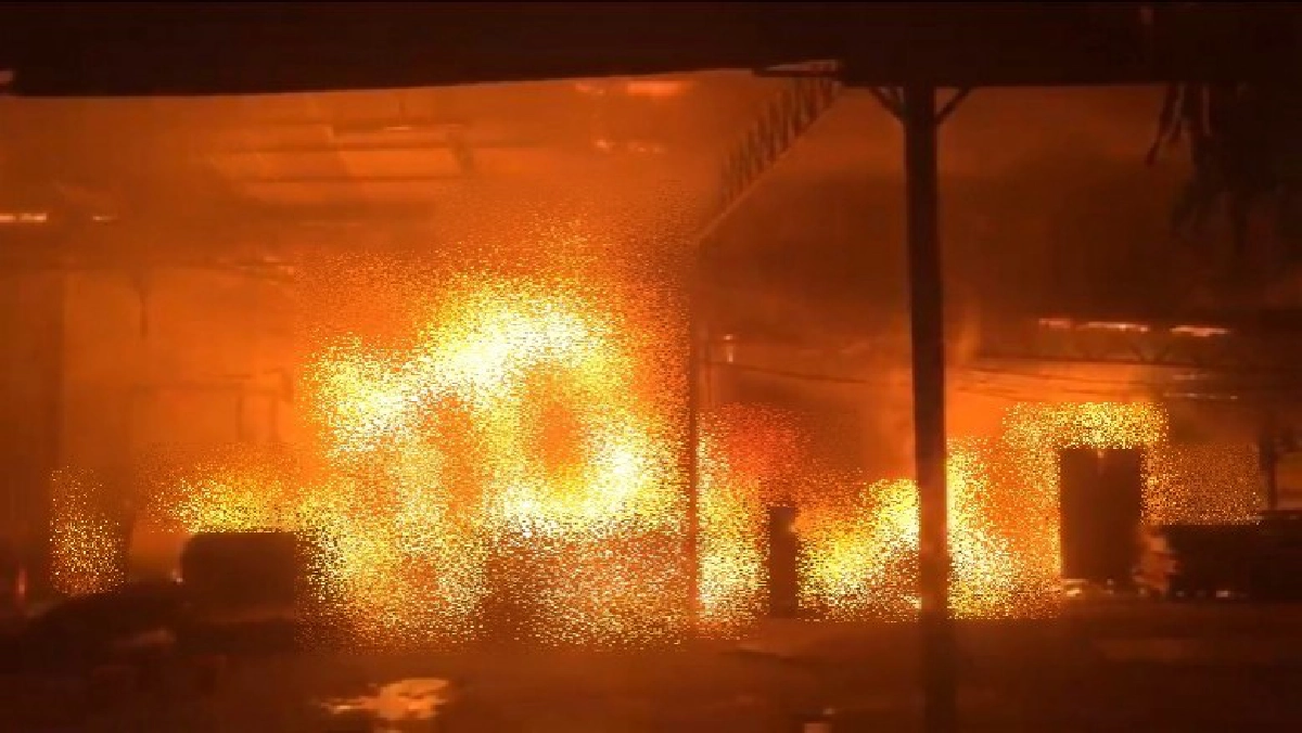 ระทึก ไฟไหม้โรงงานกระดาษย่านบางบอน