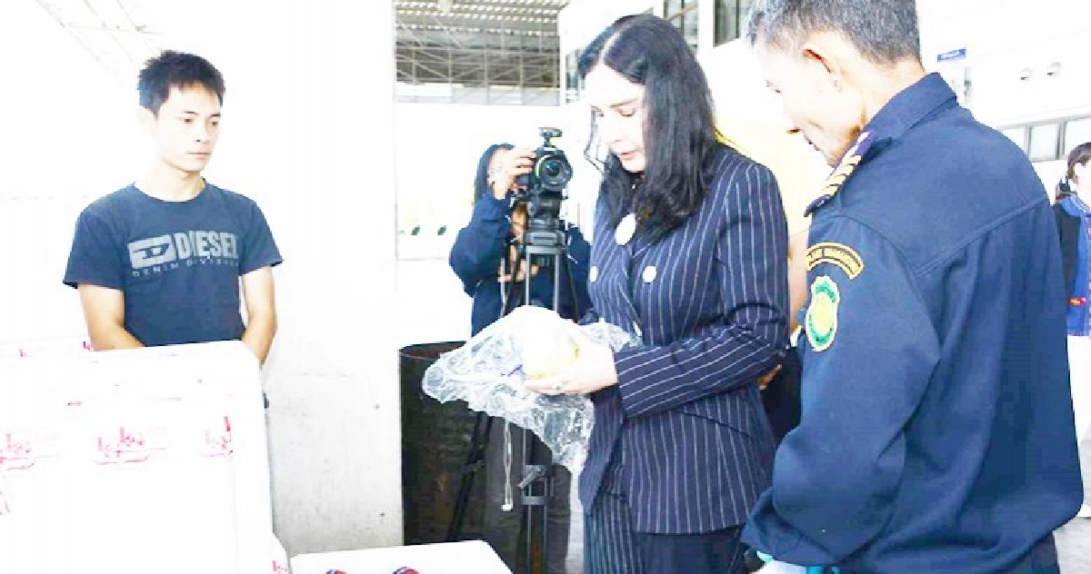 (คลิป) มนัญญา เดือดรอนับชั่วโมงไม่ยอมเปิดคอนเทนเนอร์ขนผัก