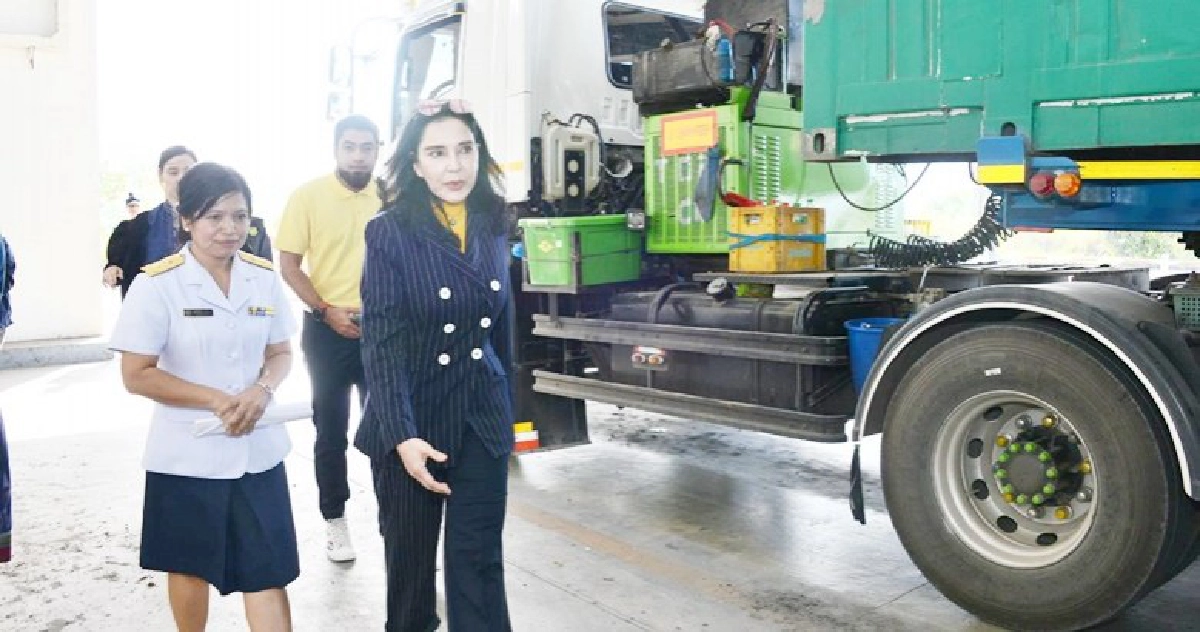 (คลิป) มนัญญา เดือดรอนับชั่วโมงไม่ยอมเปิดคอนเทนเนอร์ขนผัก