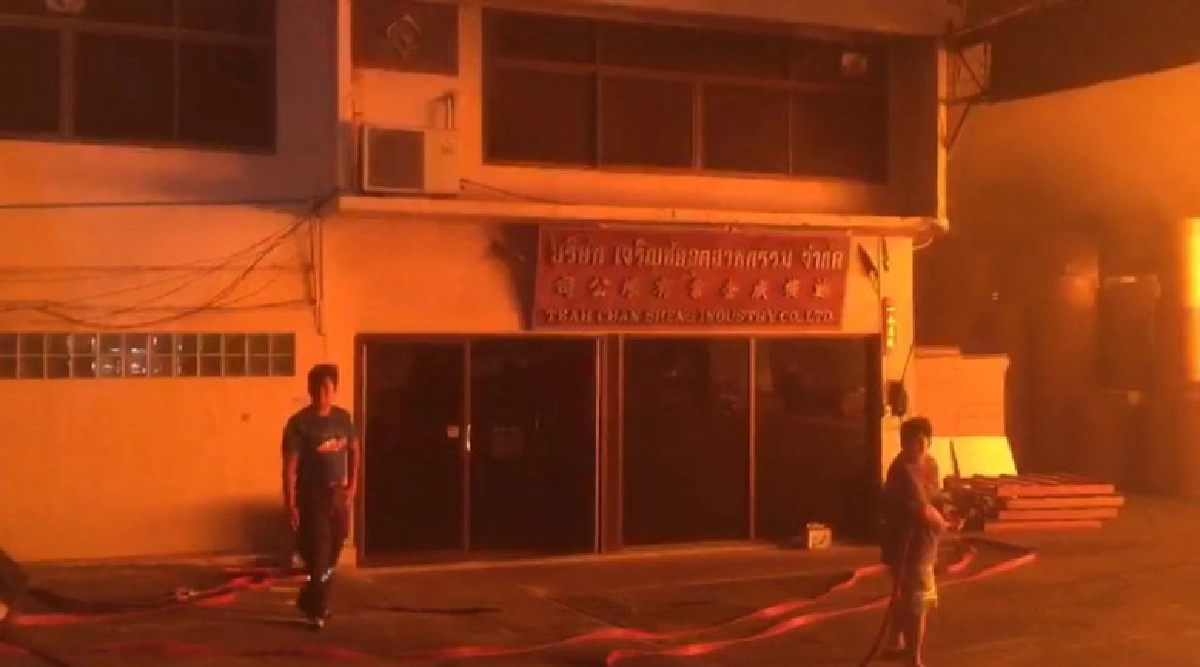 ระทึก ไฟไหม้โรงงานกระดาษย่านบางบอน
