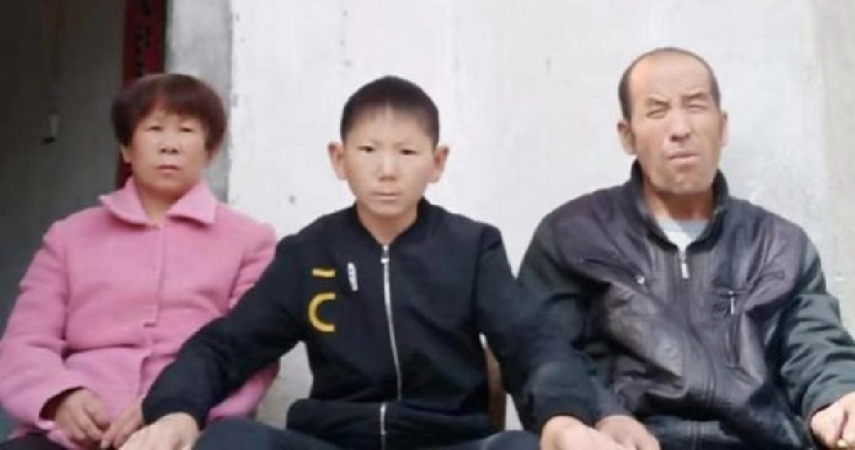 ชายจีนวัย 34 ยังเหมือนเด็กชายจากอุบัติเหตุในวัยเยาว์ 