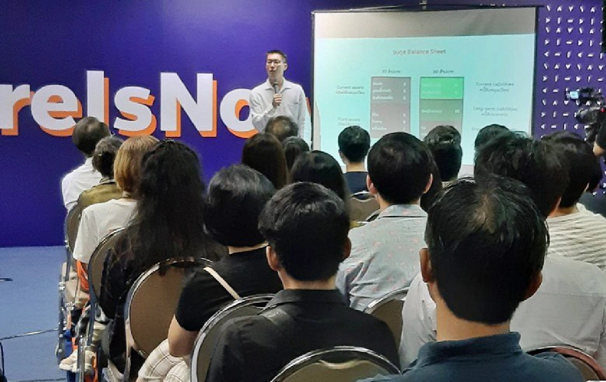 ธนาธร บรรยายแนะนำ SME รับมือเศรษฐกิจซบเซา