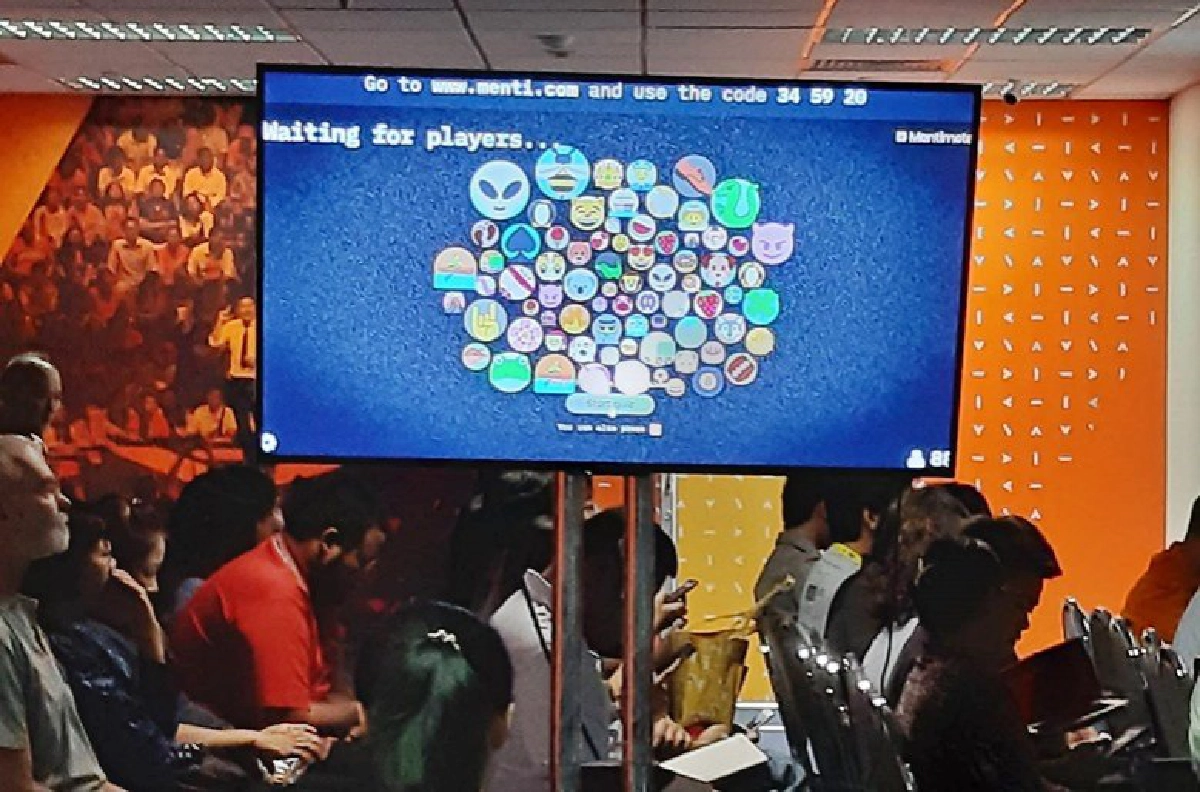 ธนาธร บรรยายแนะนำ SME รับมือเศรษฐกิจซบเซา