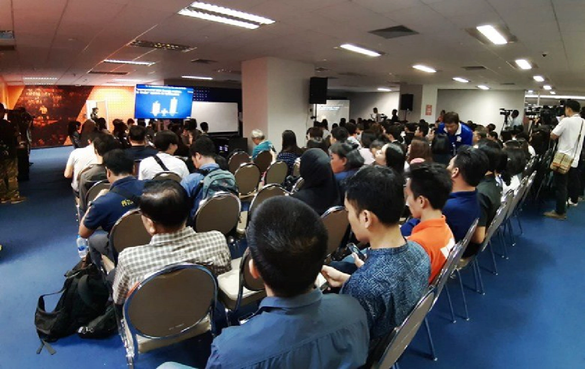 ธนาธร บรรยายแนะนำ SME รับมือเศรษฐกิจซบเซา