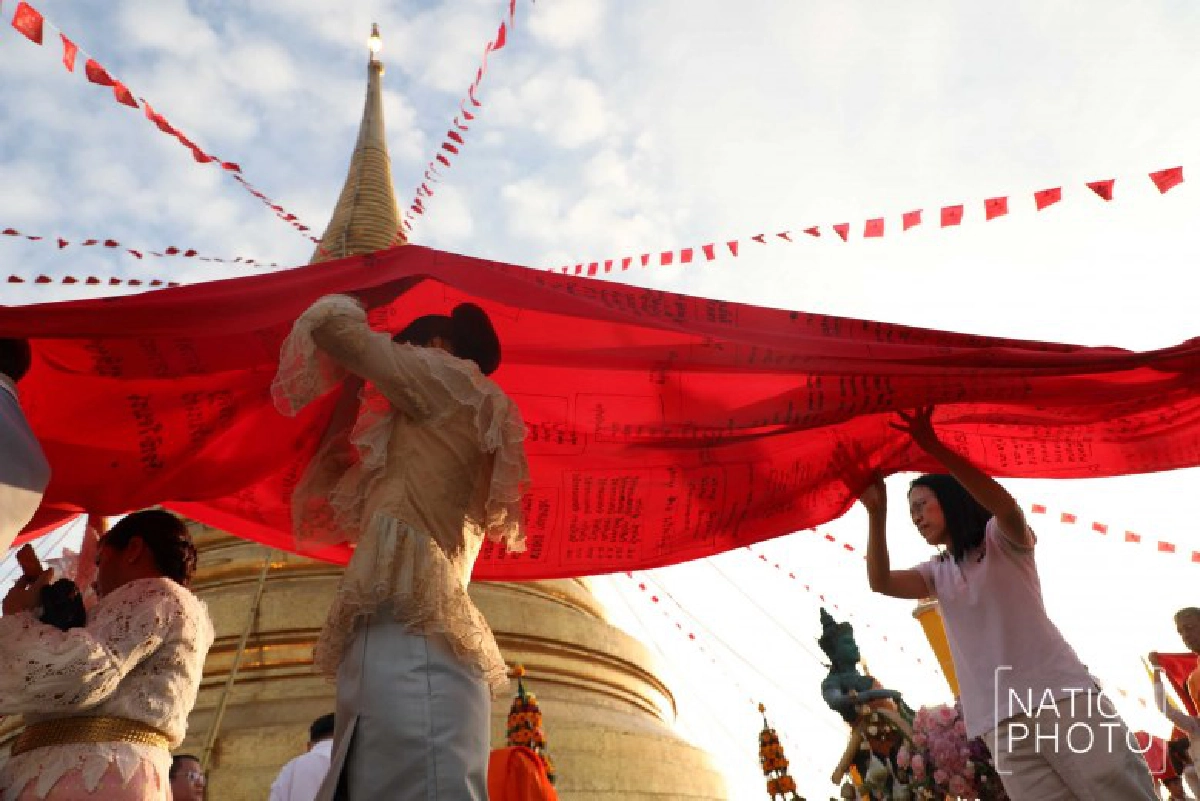 พุทธศาสนิกชนร่วมพิธีอัญเชิญห่มผ้าแดงงานภูเขาทอง(ภาพชุด)