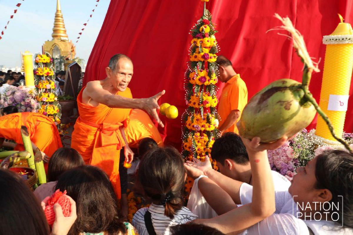 พุทธศาสนิกชนร่วมพิธีอัญเชิญห่มผ้าแดงงานภูเขาทอง(ภาพชุด)