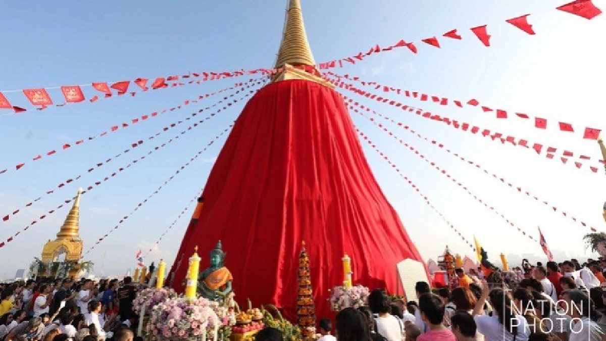 พุทธศาสนิกชนร่วมพิธีอัญเชิญห่มผ้าแดงงานภูเขาทอง(ภาพชุด) พุทธศาสนิกชนร่วมพิธีอัญเชิญห่มผ้าแดงงานภูเขาทอง(ภาพชุด)