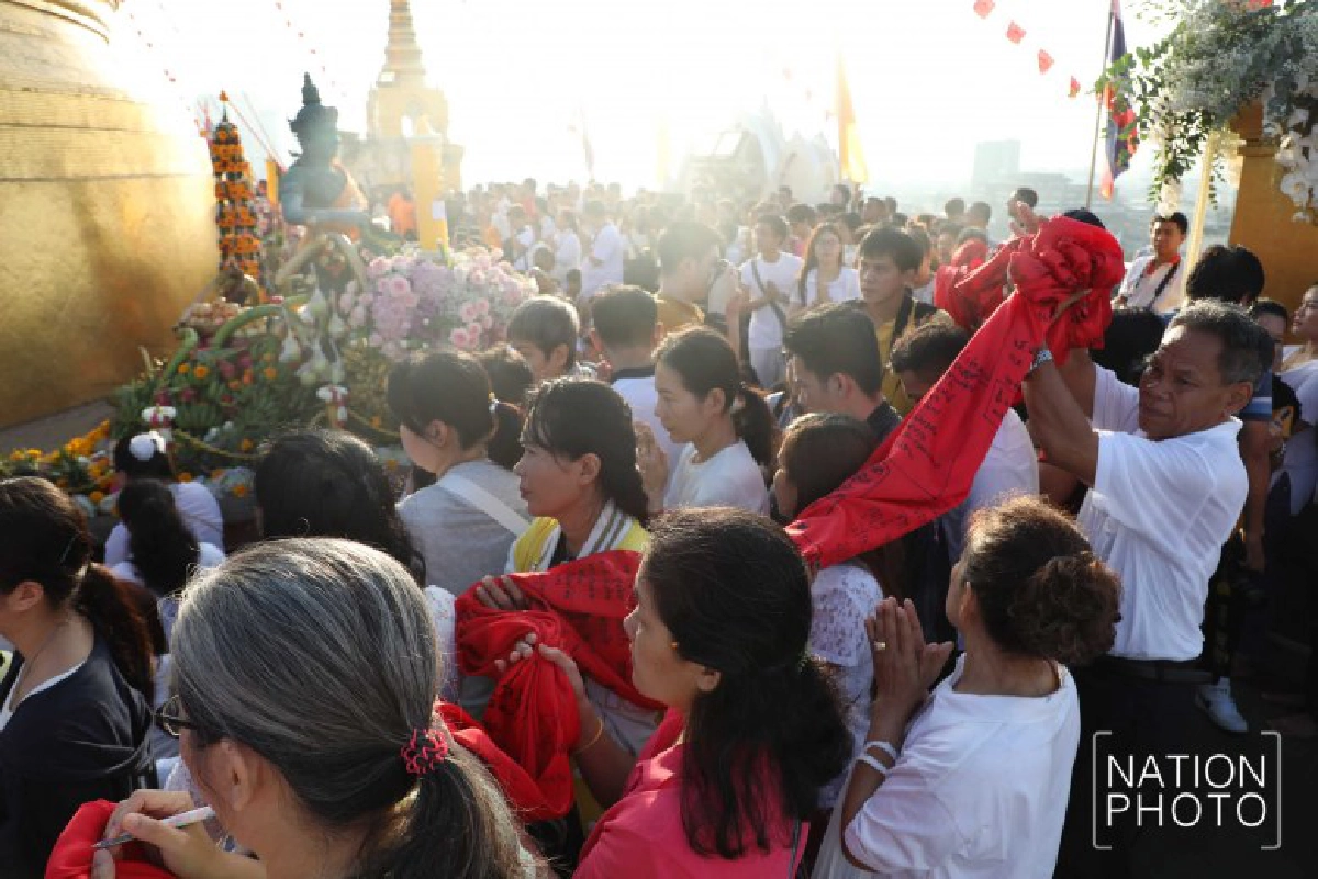 พุทธศาสนิกชนร่วมพิธีอัญเชิญห่มผ้าแดงงานภูเขาทอง(ภาพชุด)