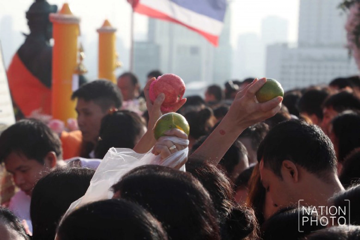 พุทธศาสนิกชนร่วมพิธีอัญเชิญห่มผ้าแดงงานภูเขาทอง(ภาพชุด)