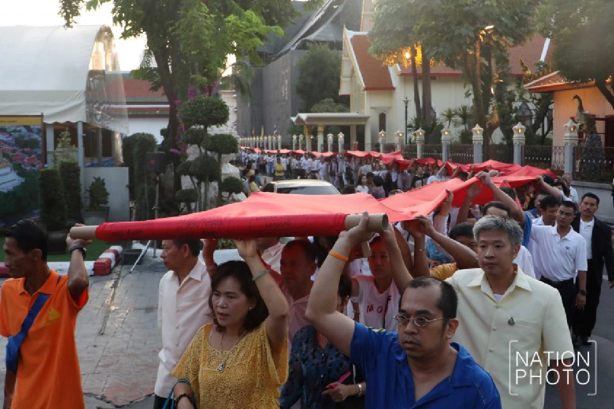 พุทธศาสนิกชนร่วมพิธีอัญเชิญห่มผ้าแดงงานภูเขาทอง(ภาพชุด)