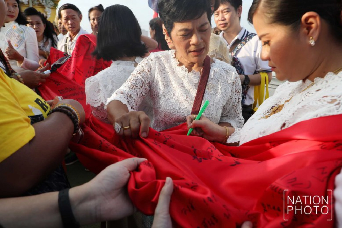 พุทธศาสนิกชนร่วมพิธีอัญเชิญห่มผ้าแดงงานภูเขาทอง(ภาพชุด)