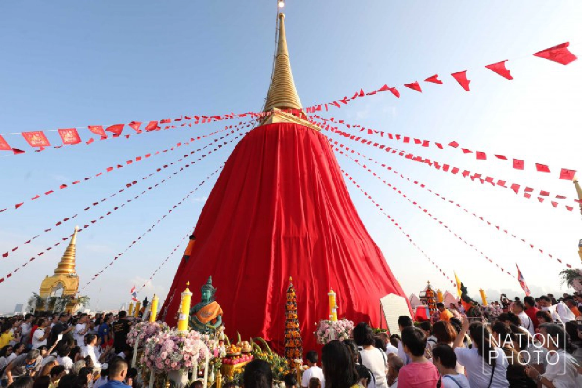 พุทธศาสนิกชนร่วมพิธีอัญเชิญห่มผ้าแดงงานภูเขาทอง(ภาพชุด)