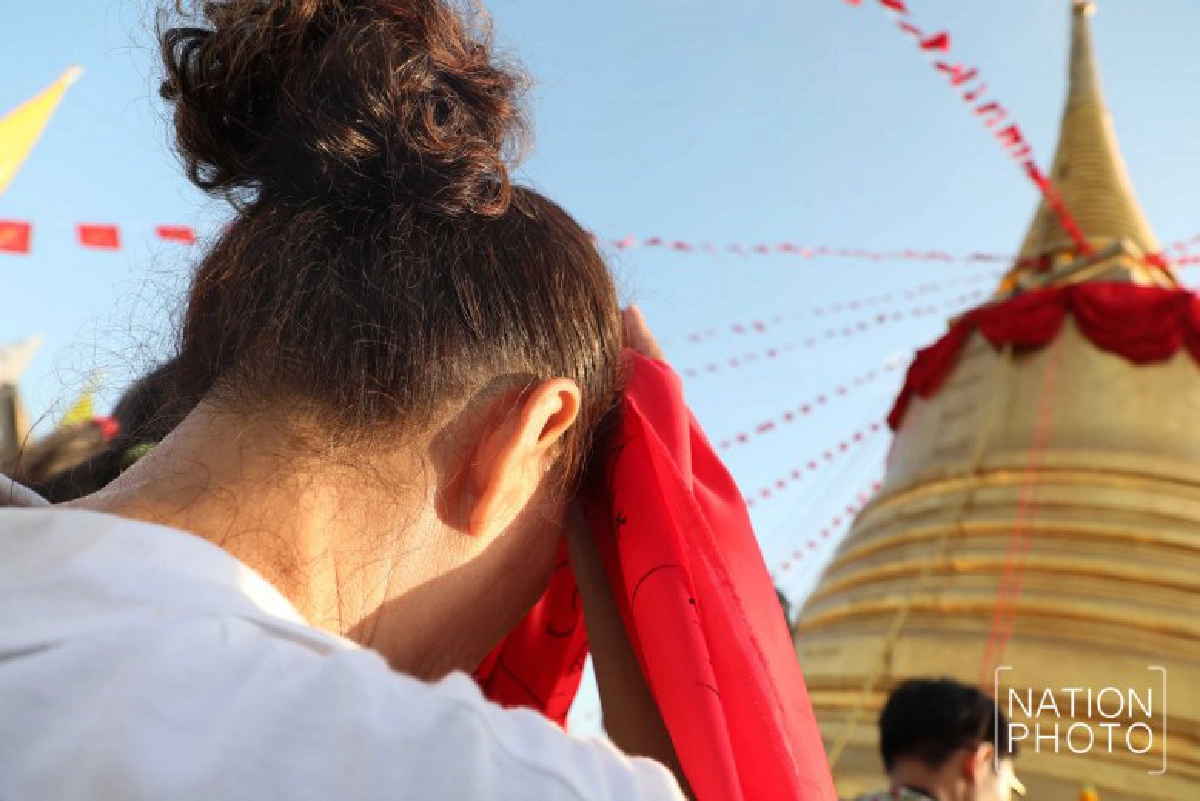 พุทธศาสนิกชนร่วมพิธีอัญเชิญห่มผ้าแดงงานภูเขาทอง(ภาพชุด)