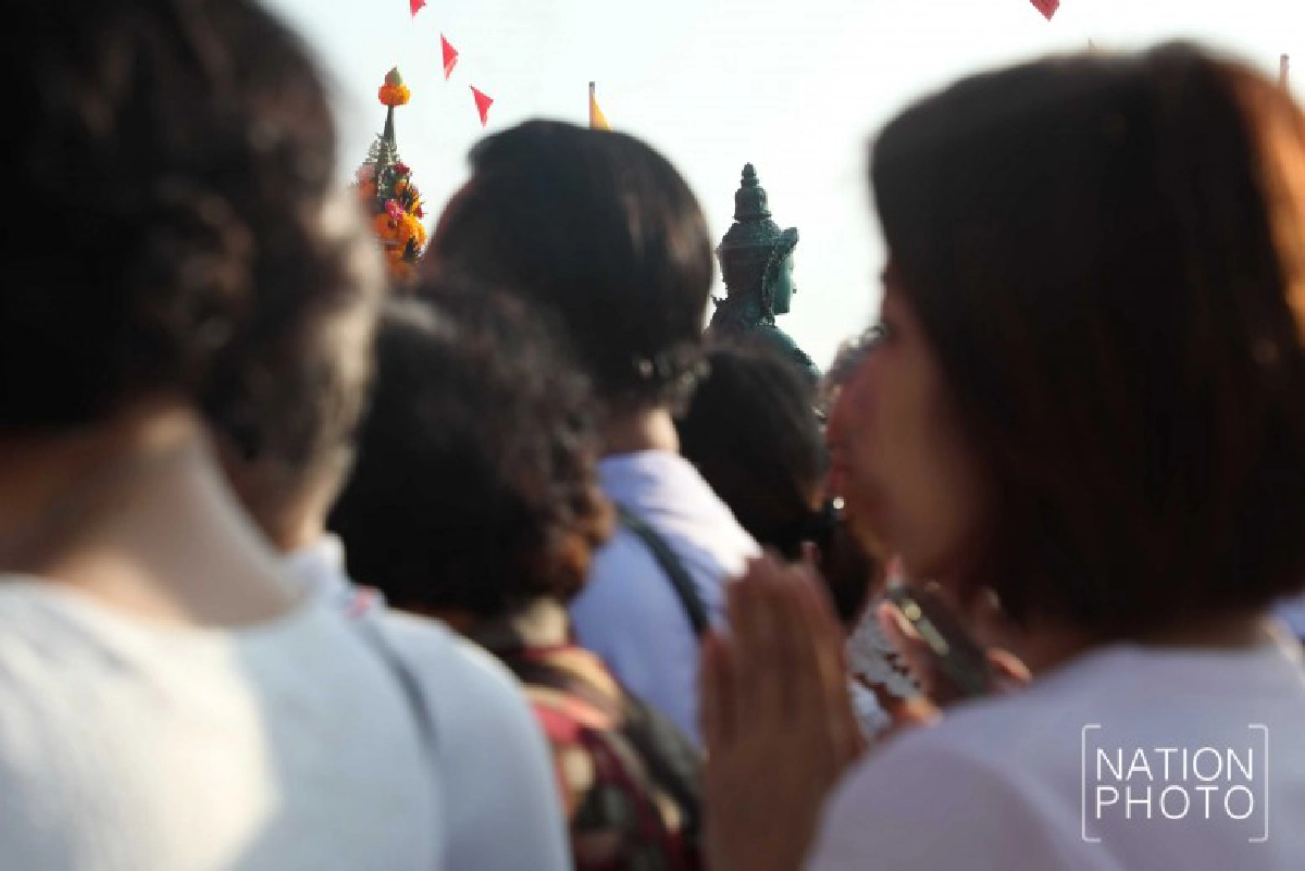 พุทธศาสนิกชนร่วมพิธีอัญเชิญห่มผ้าแดงงานภูเขาทอง(ภาพชุด)
