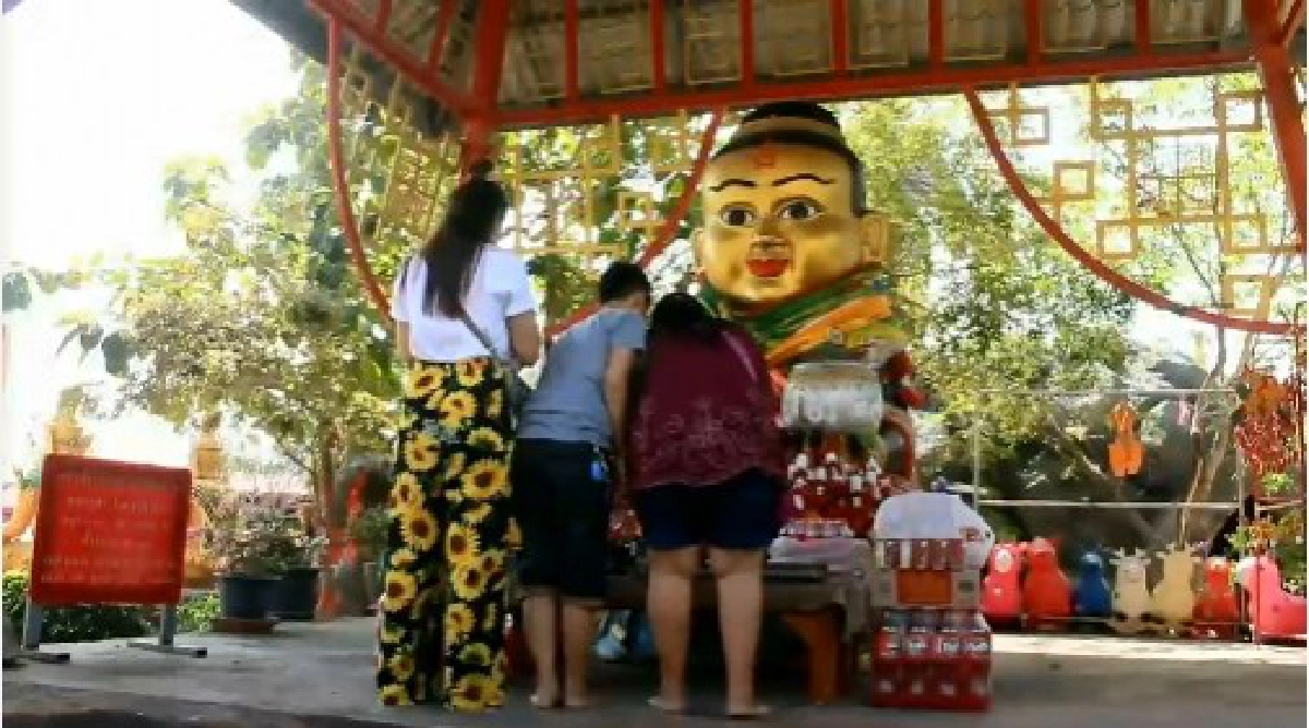 แม่บ้านร่วมบุญพิธียกเศียรพ่อแก่สูงที่สุดในโลก หลังถูกหวย20ใบ