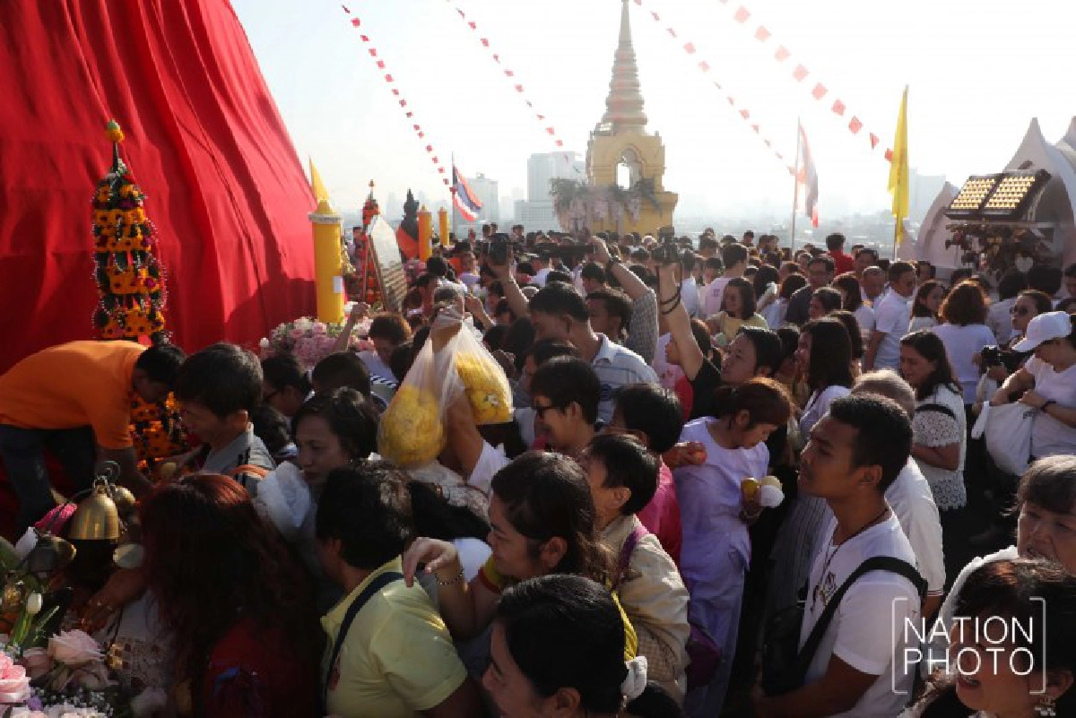 พุทธศาสนิกชนร่วมพิธีอัญเชิญห่มผ้าแดงงานภูเขาทอง(ภาพชุด)