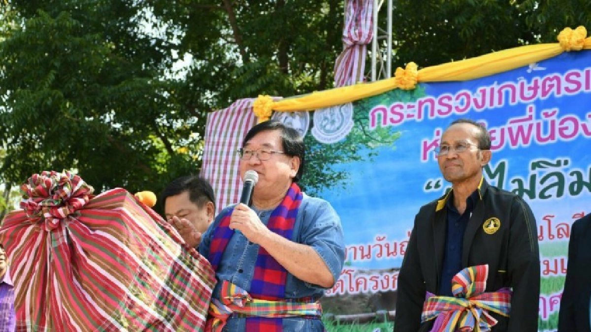  "ประภัตร" เดินเครื่องลุยอีสาน แจกเมล็ดพันธุ์ข้าวดีให้ชาวนา