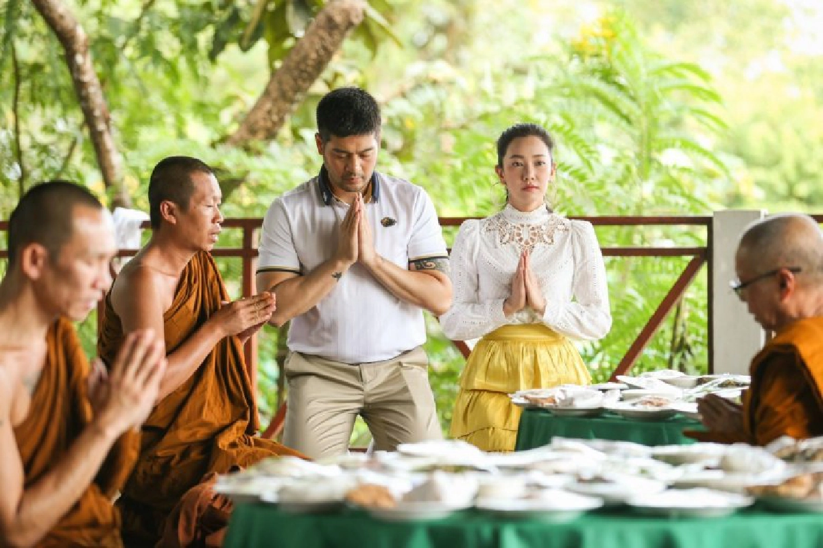  'ต๊อด -นุ่น' ควงคู่ทอดกฐิน