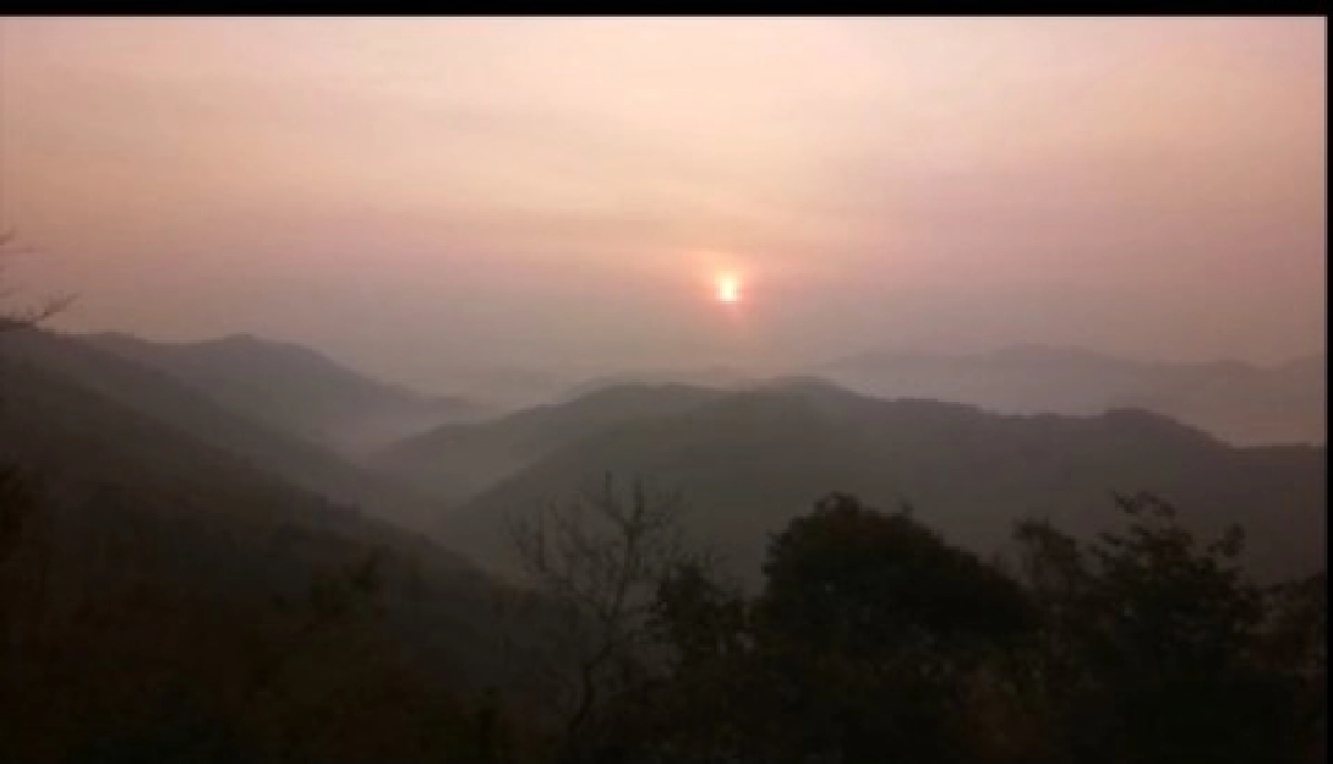 เมืองเลยหนาวเย็นต่อเนื่อง นทท ขึ้นภูบ่อบิดชมพระอาทิตย์ขึ้น