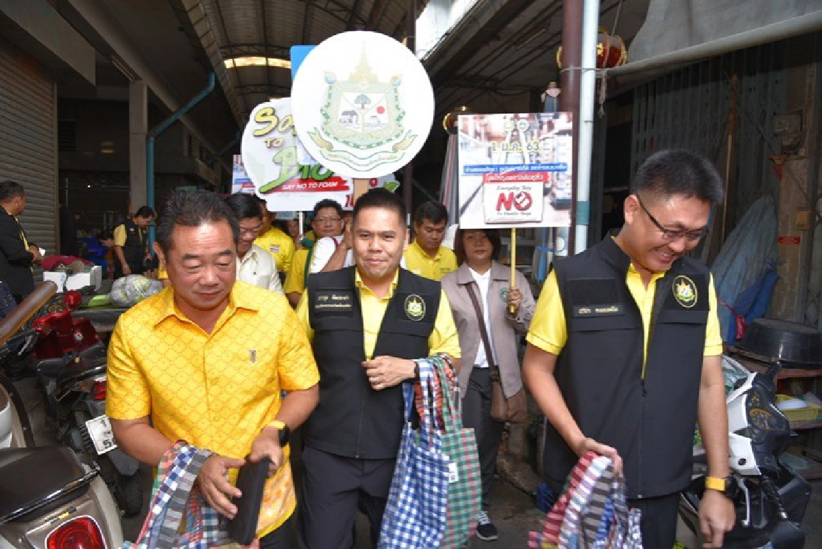 วราวุธ บุกบ้านเกิดเดินหน้าแจกถุงผ้า  
