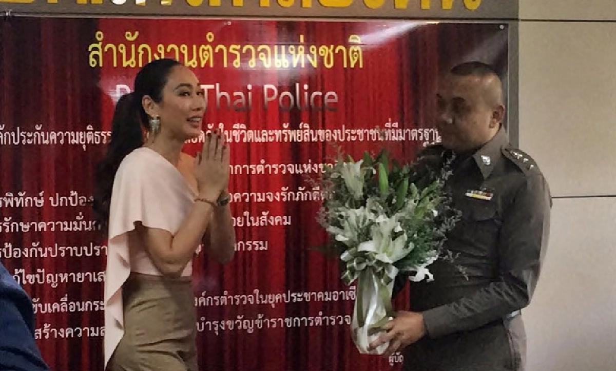 น้ำเพชร มอบดอกไม้ขอโทษตำรวจ