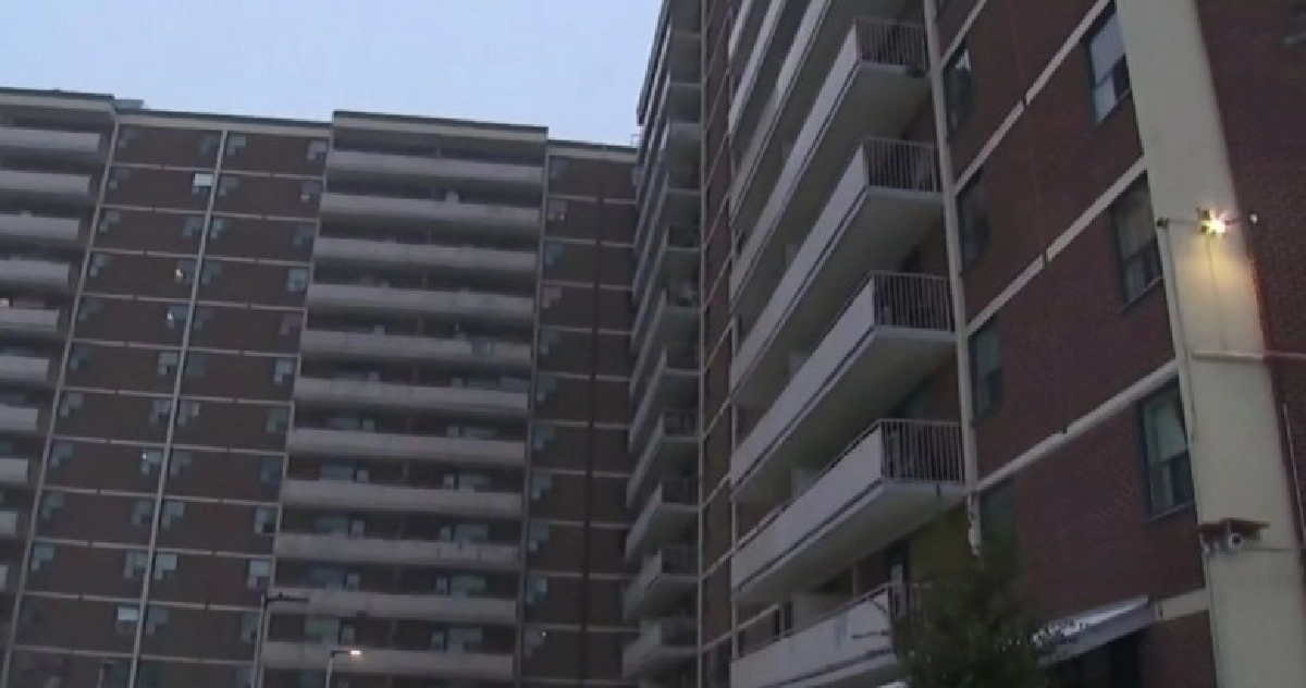 2 ขวบดับ คอมเพรสเซอร์แอร์บนชั้น 8 ตกลงมาใส่ 