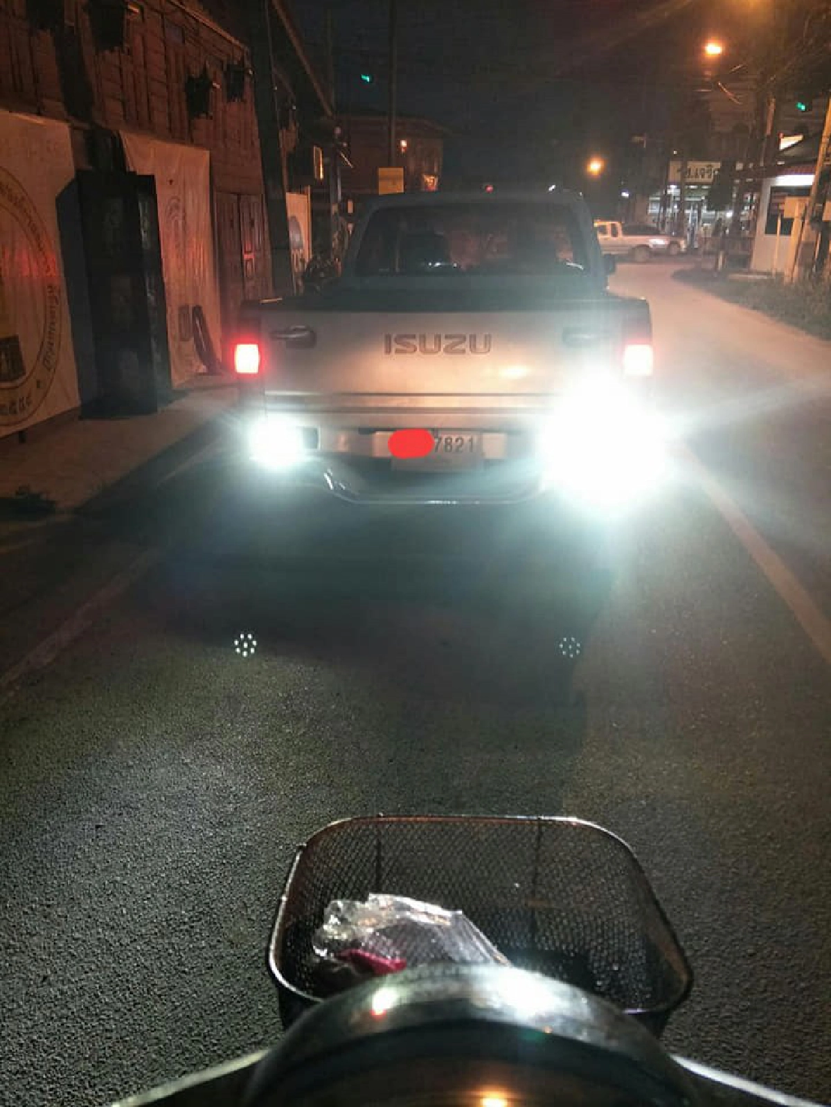 จยย.เบรกตัวโก่ง เจอไฟท้ายรถกระบะ ตกใจหนักนึกว่าขับสวนเลน