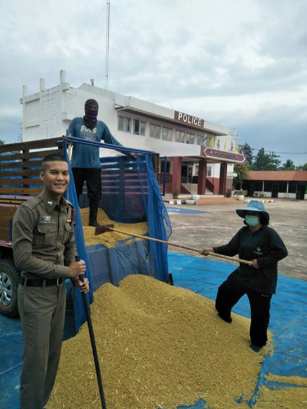 สถานีตำรวจภูธรสว่างสกลนคร เอื้อเฟื้อสถานที่ให้ตากข้าว