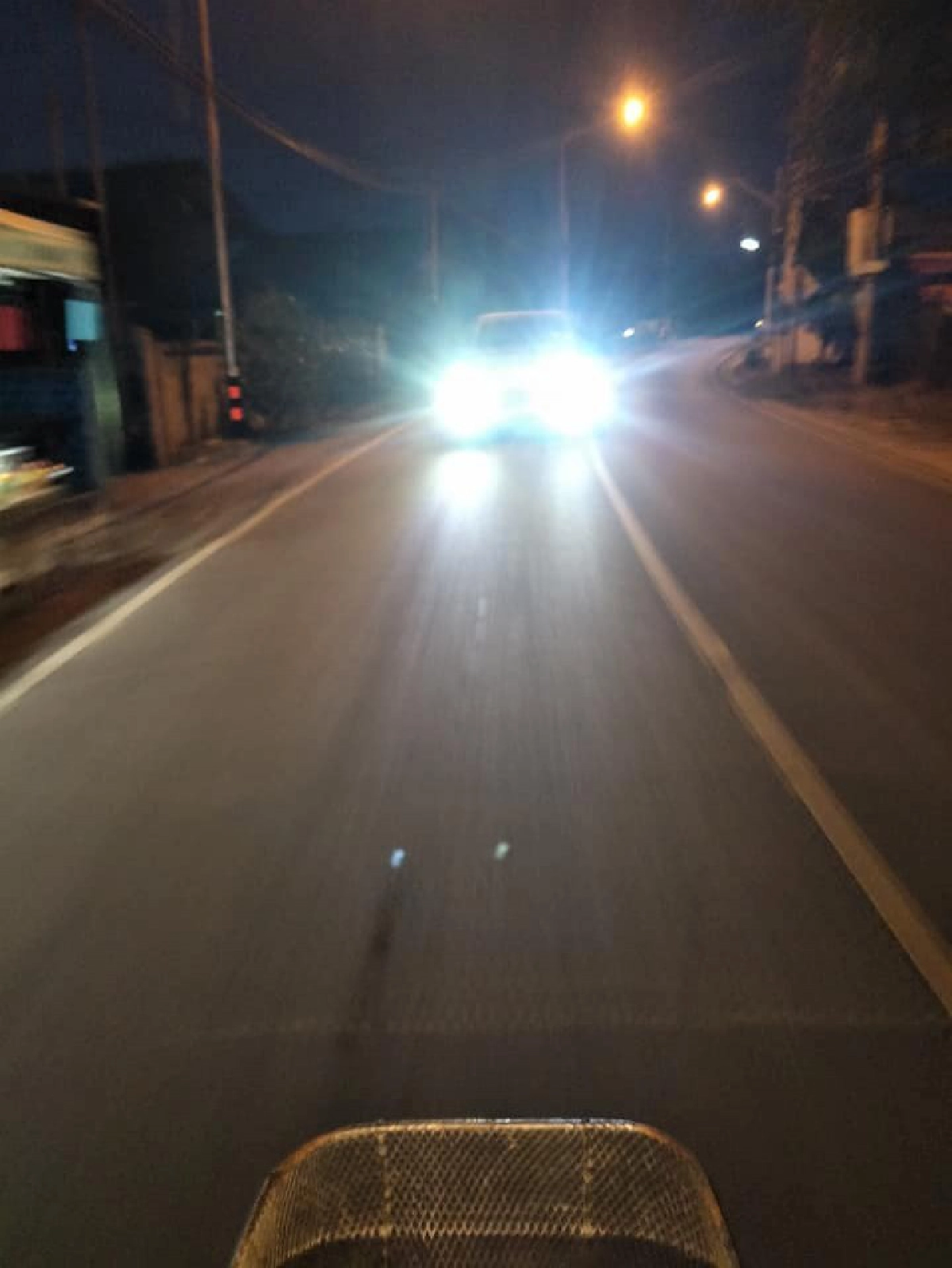 จยย.เบรกตัวโก่ง เจอไฟท้ายรถกระบะ ตกใจหนักนึกว่าขับสวนเลน