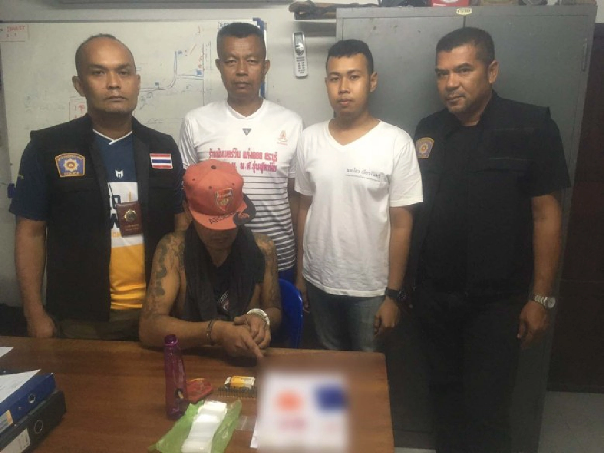 ตร.บุกรวบ แต๊ก นาเหนือ ตั้งโต๊ะขายสิ่งอบายมุขยึดของกลางเพียบ