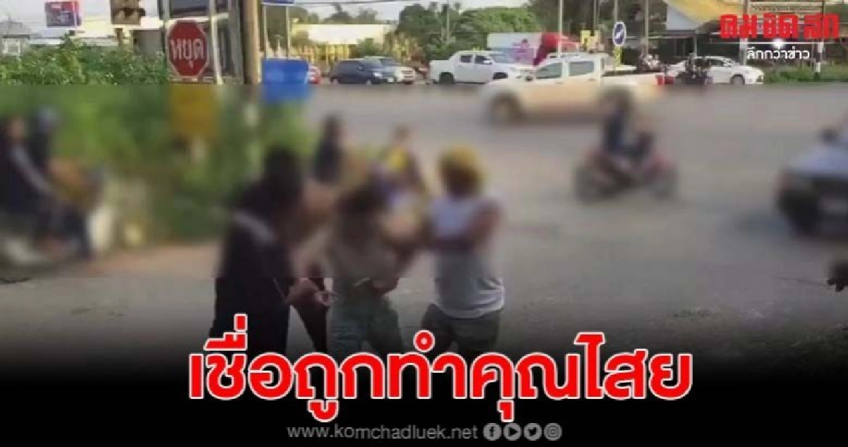 ชาวบ้านขับรถหลบกันวุ่น สาวสติไม่ดี ยืนขวางถนนกลางสี่แยก ชาวบ้านขับรถหลบกันวุ่น สาวสติไม่ดี ยืนขวางถนนกลางสี่แยก