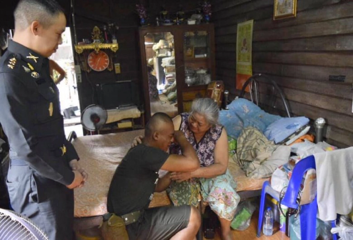 ผู้พันใจดี พา พลทหาร กลับบ้านเยี่ยมยาย งานนี้มีน้ำตาซึม