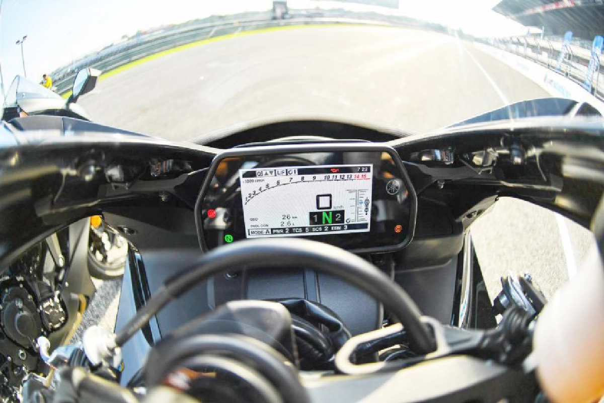 ยามาฮ่า อาร์ 1 ร้อนแรงบนแทรคสนามช้างฯ