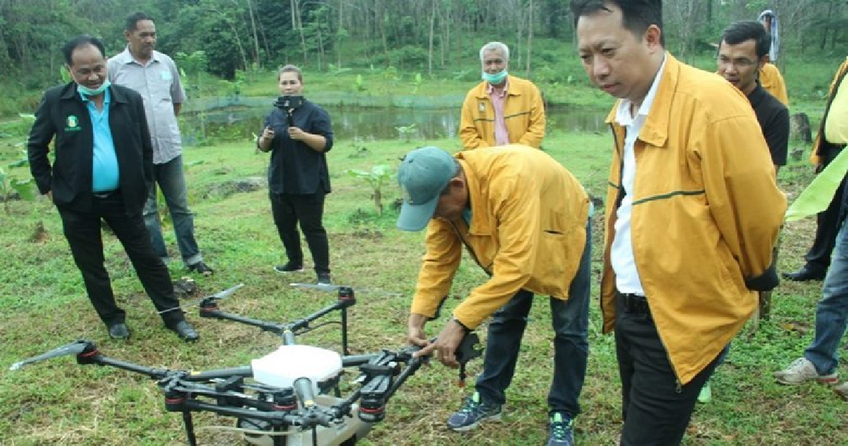 ปฏิบัติการโดรนพ่นสารกำจัดเชื้อรายับยั้งโรคใบร่วง