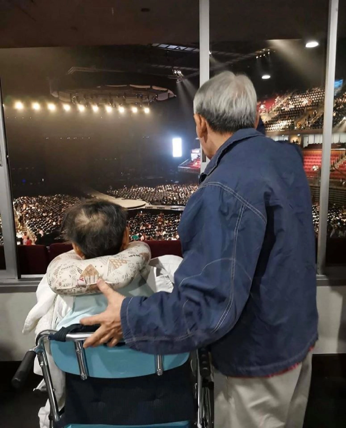 คิดถึงสุดหัวใจ พ่อ แม่ 'บิ๊ก' เฝ้ามองลูกบนเวทีคอนเสิร์ต D2B