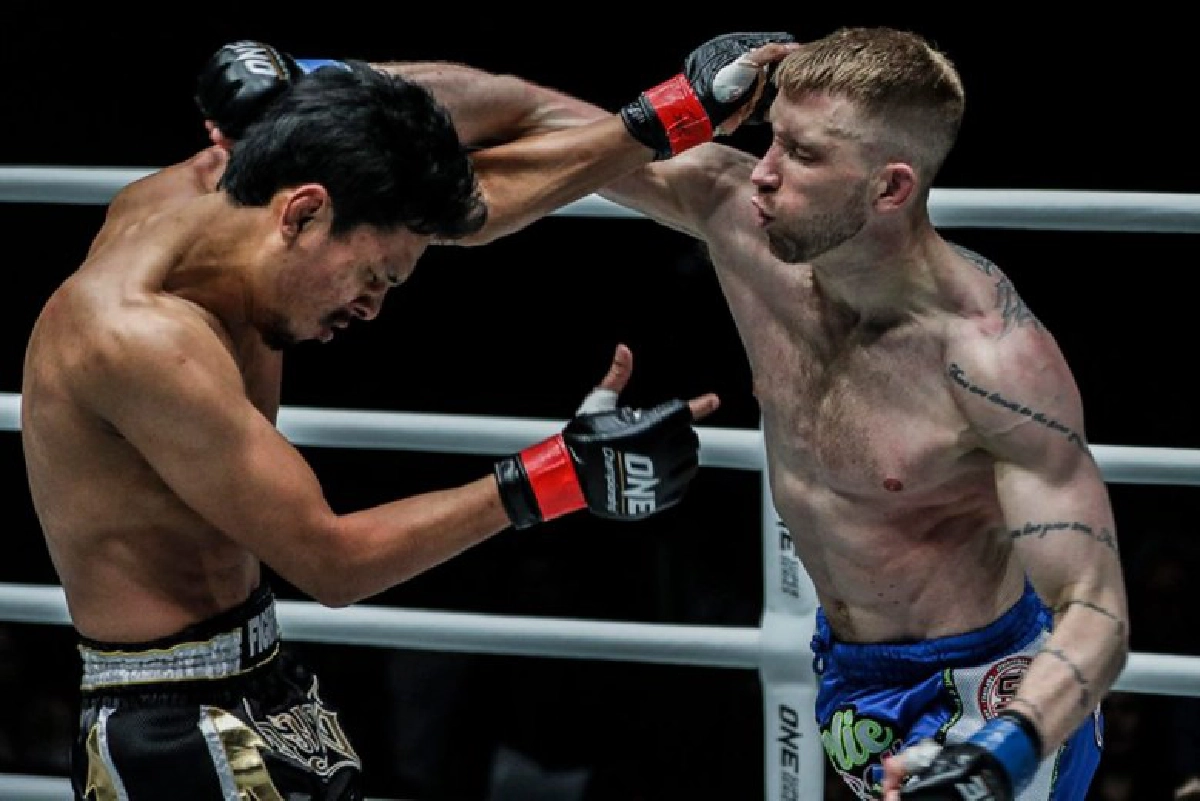 'เพชรมรกต' ลับเข่า-ศอกรอ 'ชาร์ลี ปีเตอร์'