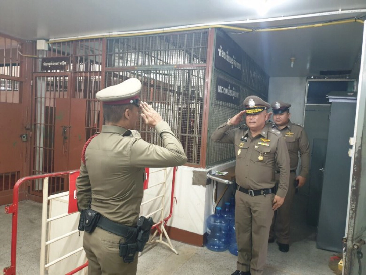 ผู้การฯปทุมเยี่ยมโรงพักขันน็อตดูแลประชาชน 