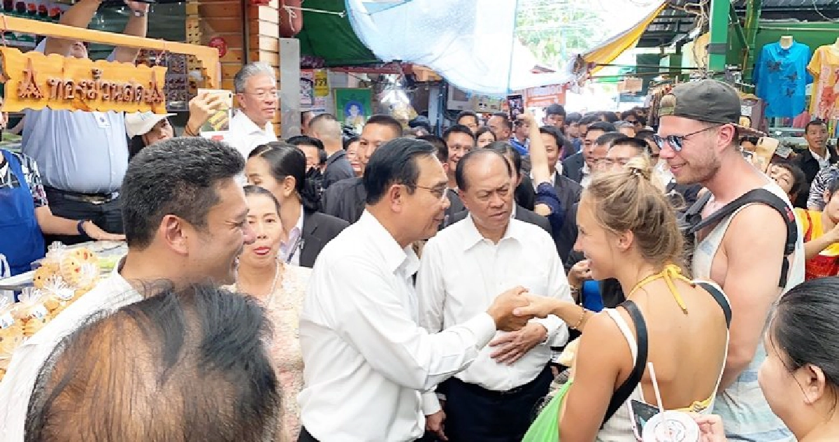 บิ๊กตู่เดินวังหลังเจอชาวบ้านฮัมเพลงเราจะทำตามสัญญา