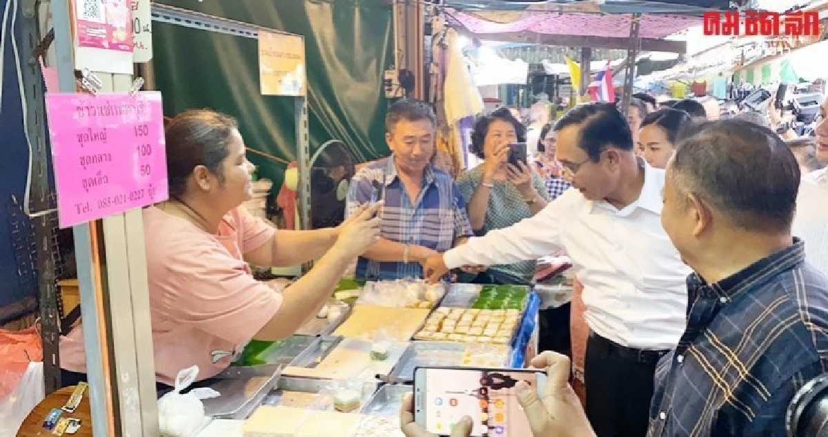 บิ๊กตู่เดินวังหลังเจอชาวบ้านฮัมเพลงเราจะทำตามสัญญา